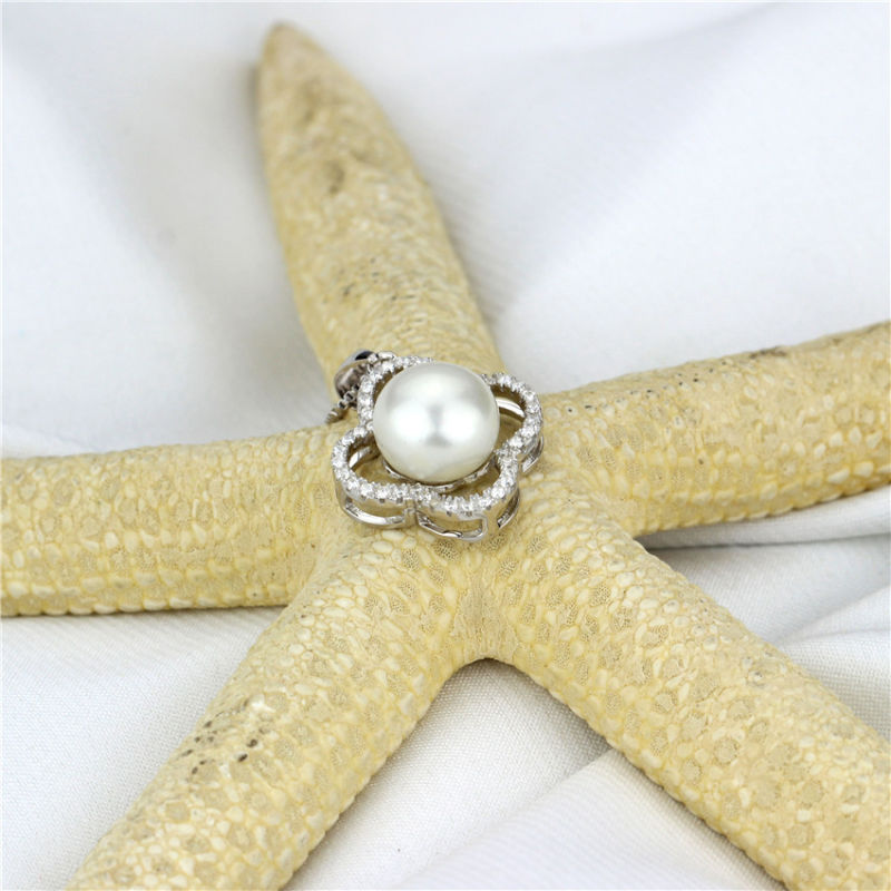 Clover Shaped Shining Zircon Natural Vintage Pearl Pendant