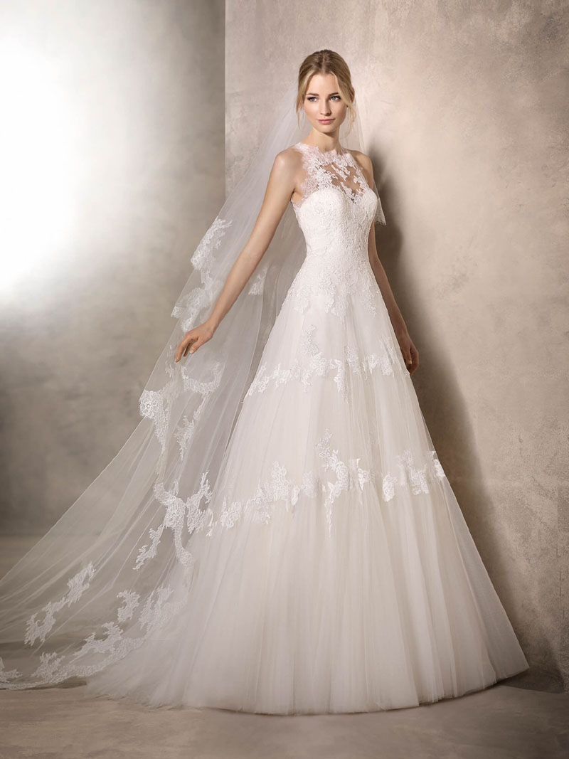 Princess Wedding Dress with Crew Neckline in Crystal Tulle and Guipure