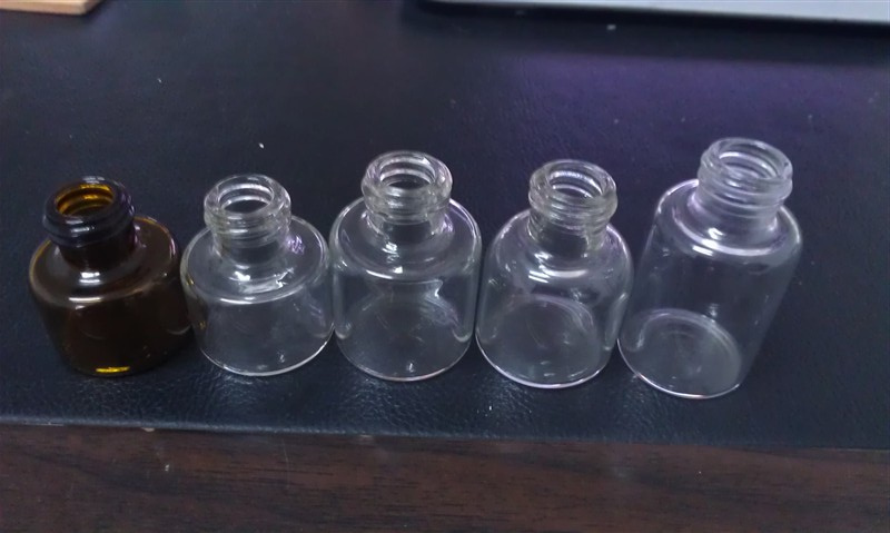 Mini Screwed Amber Bottle for Cosmetic