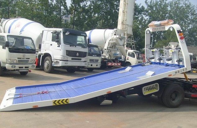 Dongfeng 4*2 One Carry Two Flatbed Road Wrecker Truck 5tons for Sale