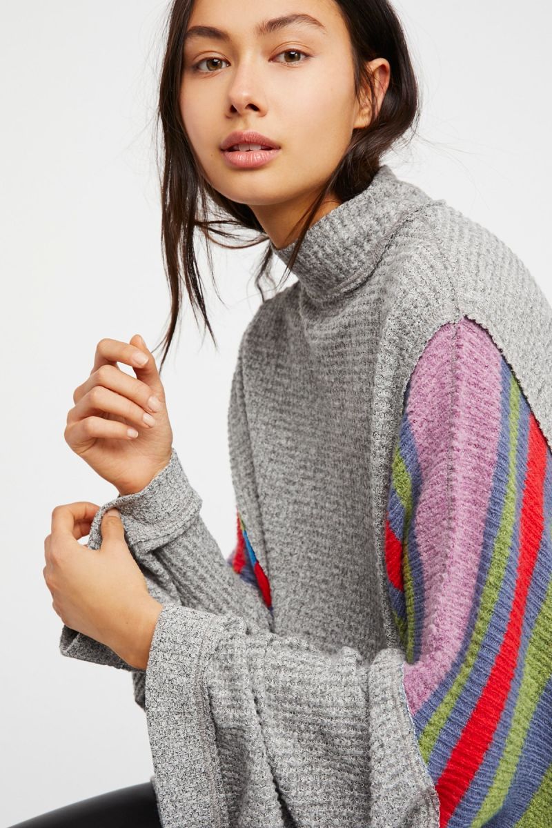 Oversized Shape and Contrast Sweater and Knit Fabrications