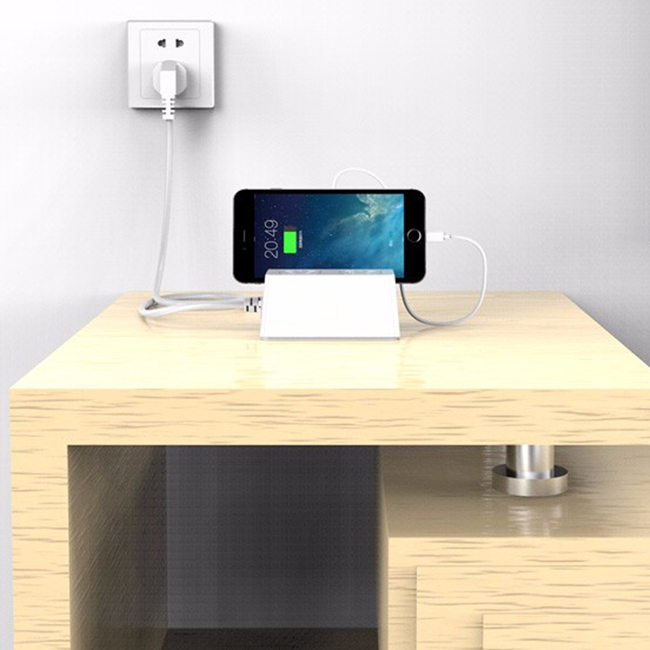 Smart Charging Desktop Charger with 2 AC EU Us Au UK Outlets and 5 Ports USB Charger