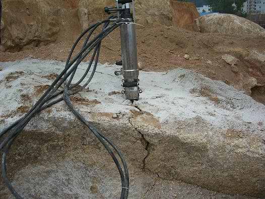 Gas Driven Hydraulic Splitters for Granite Rock