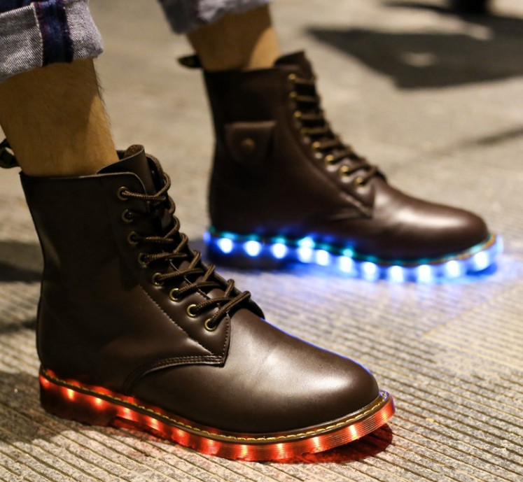 New Arrival Men Martin Boots with LED (YN-26)