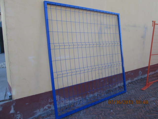 Galvanized Raw Material and Then PVC Painting Wire Mesh Fence