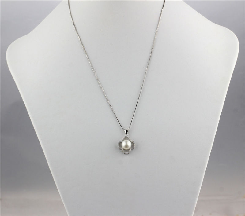 Clover Shaped Shining Zircon Natural Vintage Pearl Pendant