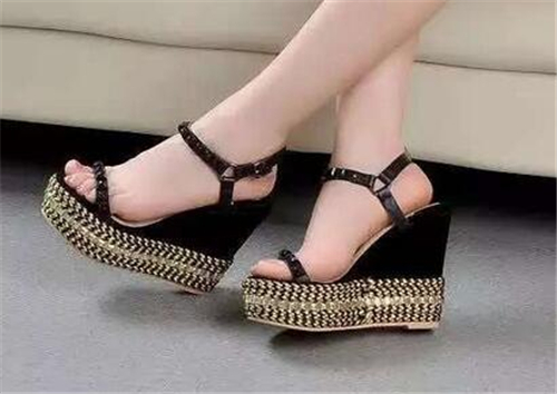 New Fashion Wedge High Heel Ladies Shoes with Rivet (HS17-83)