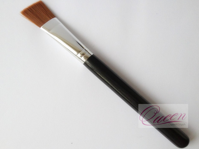 High Quality Nylon Hair Makeup Brush Angled Foundation Brush