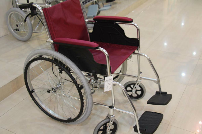 Topmedi Medical Equipment Economical Self-Propelled Aluminum Wheelchair for Disabled