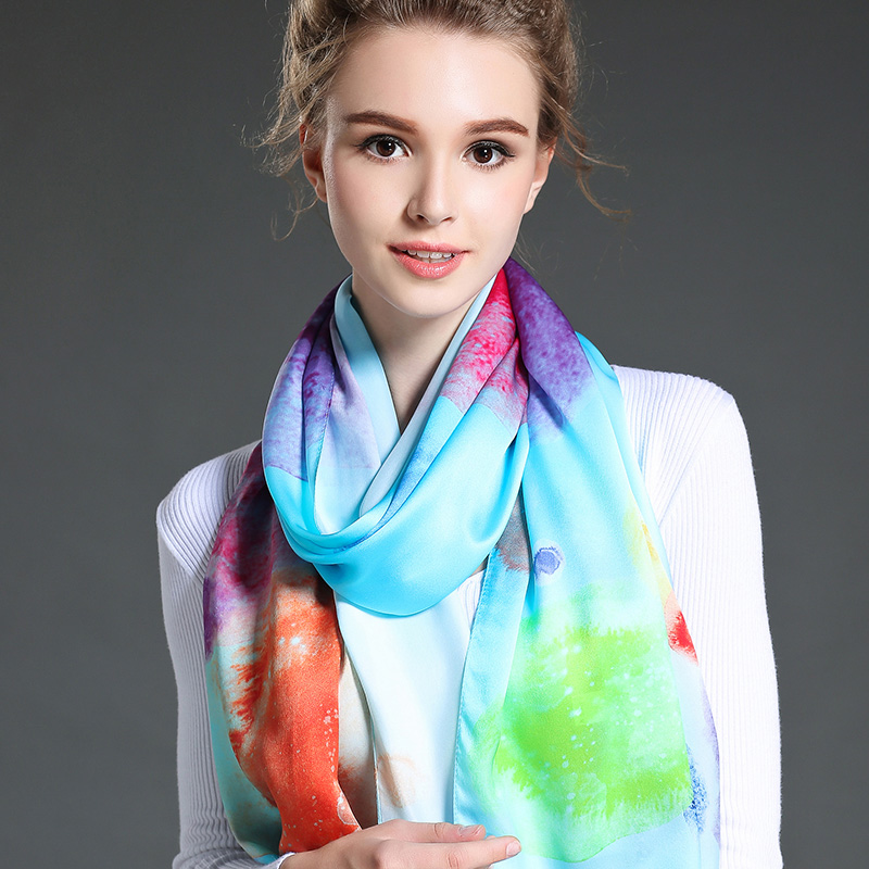 The Woman Dyed Long Scarf in Winter