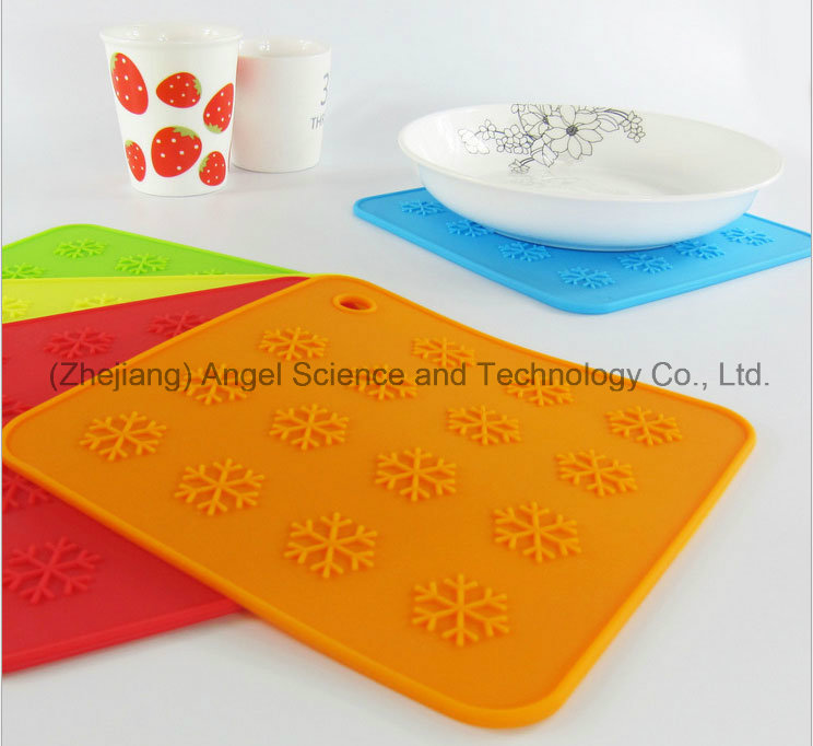 Anti-Skid Snowflake Silicone Table Mat for Holiday Sm40