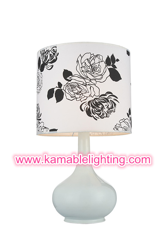 Modern Flower Lampshade Resin Table Lamps for Bedroom (GT8330-1)