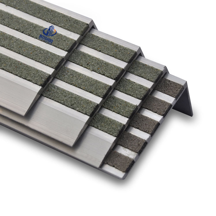 Customized Anti Slip Stair Tread Covers with Carborundum Inserts (MSSNC-7)