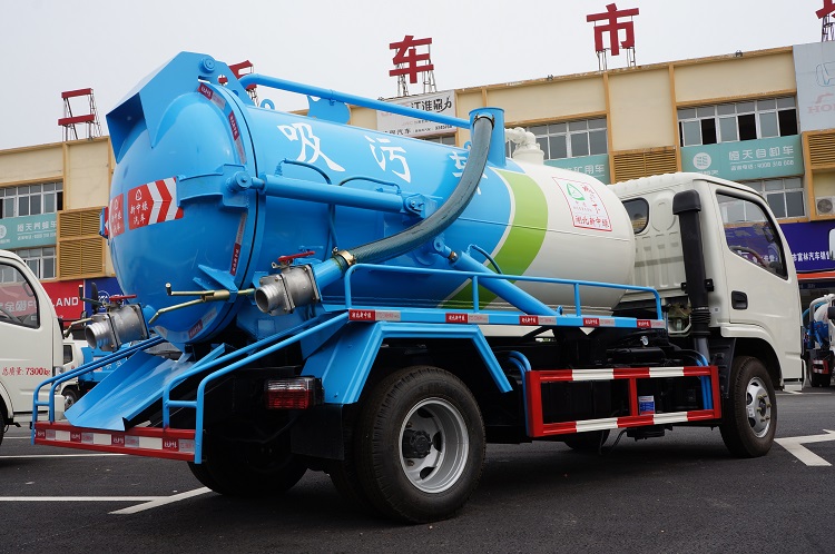 Dongfeng 4*2 Fecal Suction Trucks 180HP