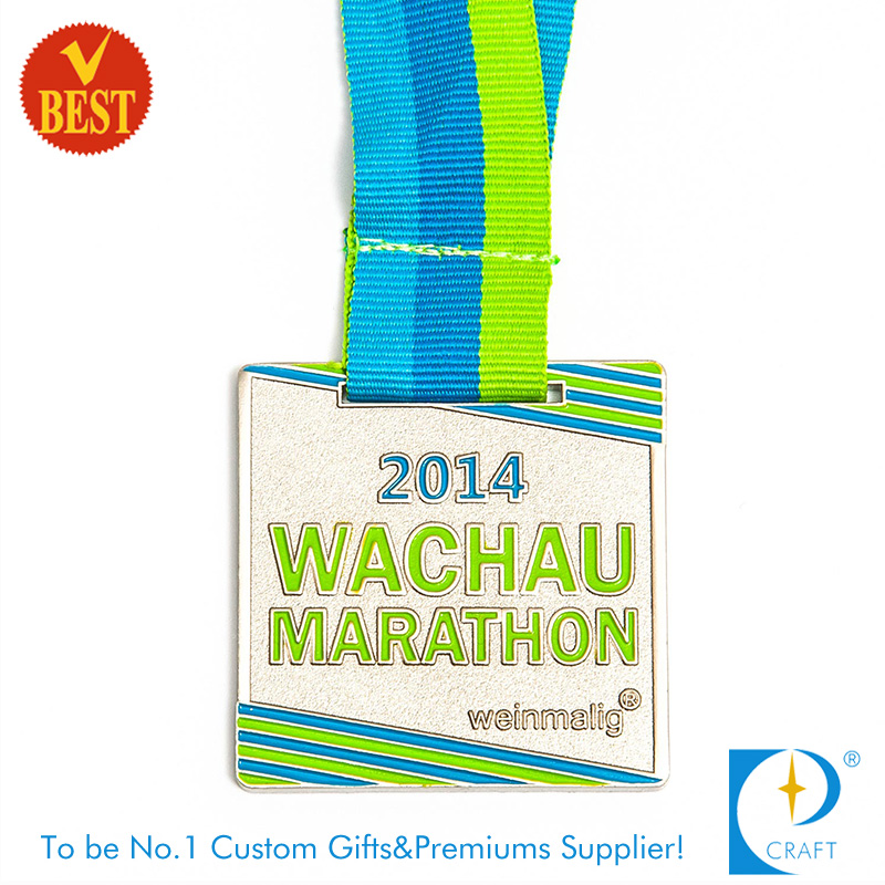 China Customized Good Quality Barking Varnish Marathon Medal at Factory Price