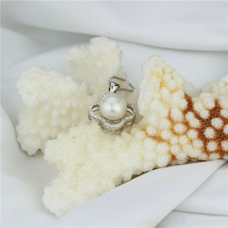 Clover Shaped Shining Zircon Natural Vintage Pearl Pendant