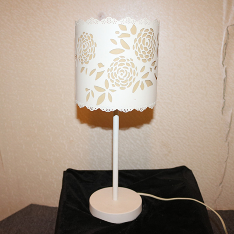 Livingroom Decorative White Iron Flower Shape Bedside Table Lamp