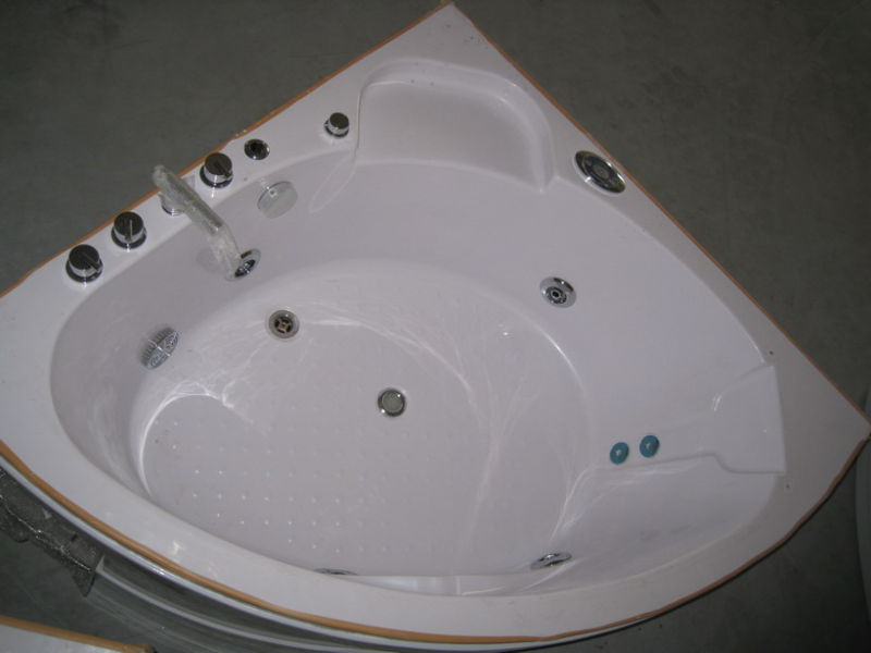 Small Size 135*135 Hydro Massage Indoor Bathtub (CL-336)