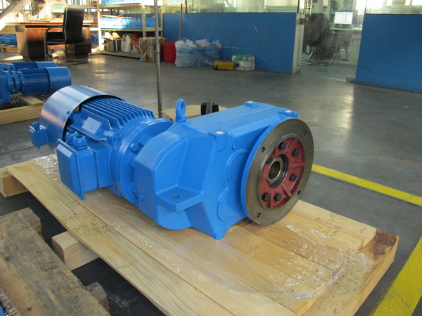 Parallel Shaft Helical Gearbox with Output Flange