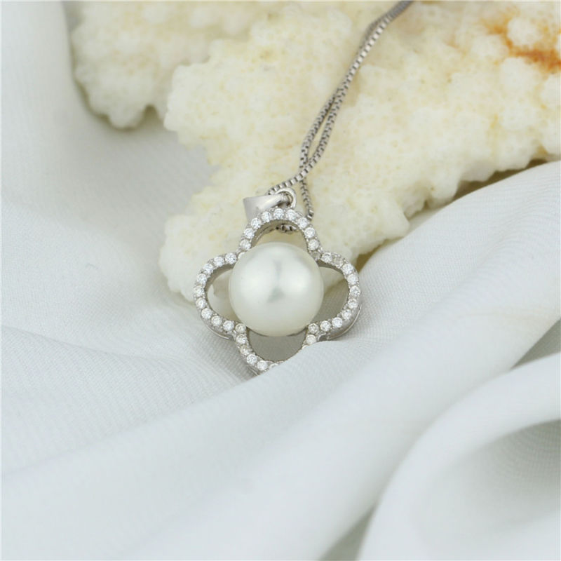 Clover Shaped Shining Zircon Natural Vintage Pearl Pendant