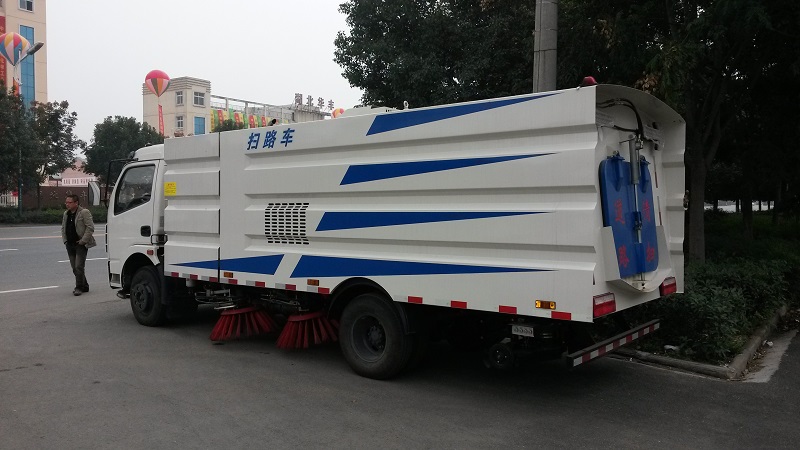 Dongfeng 2 Tons 4X2 Small Road Sweeping Truck Sweeper