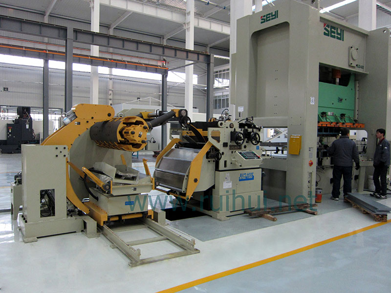 Straightener feeder with high rigidity and high flatness
