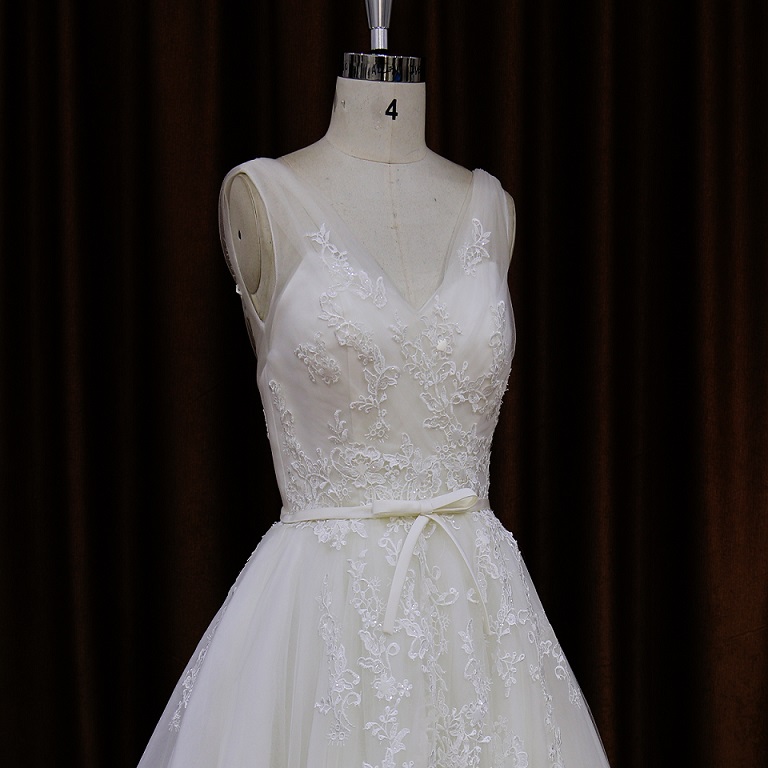 Sleeveless Lace Applique Pretty Wedding Dress (XF16033)