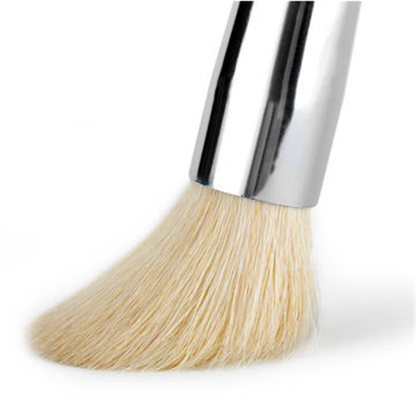 Single Blush Brush with Goat Bristles and Wooden Handle