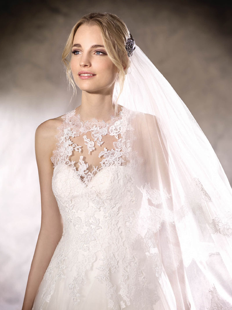 Princess Wedding Dress with Crew Neckline in Crystal Tulle and Guipure