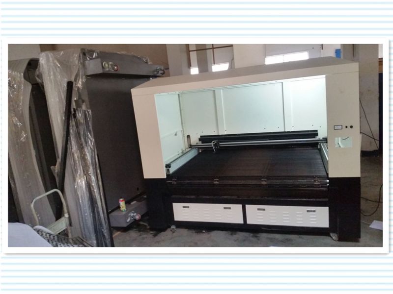 CO2 Laser Cutting Machine for Garment/Wood/Acrylic