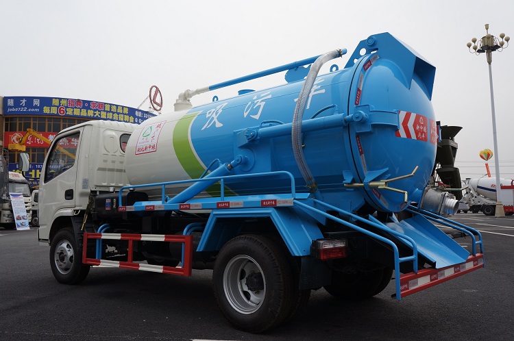 Dongfeng 4*2 Fecal Suction Trucks 180HP