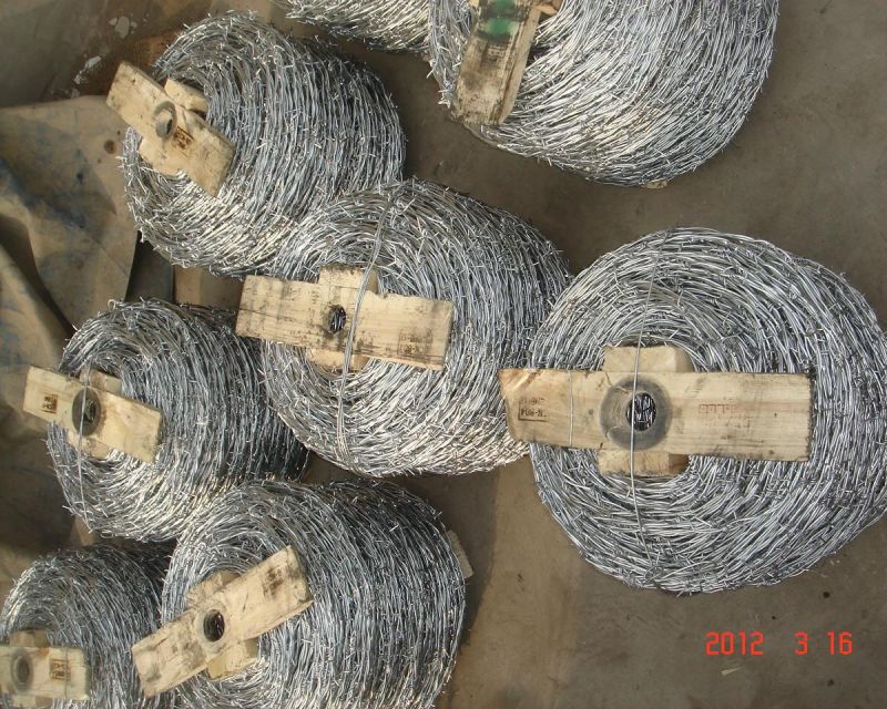 Barbed Wire Mesh Fencing (wood packing)