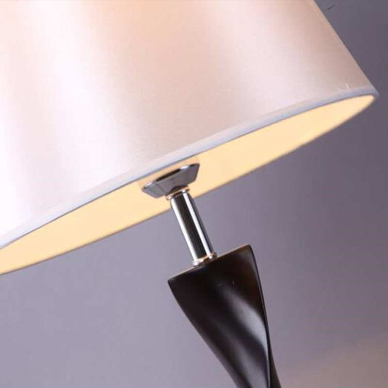 Modern Chinese Fabric Bedside Woodiness Reading Table Lamp for Hotel