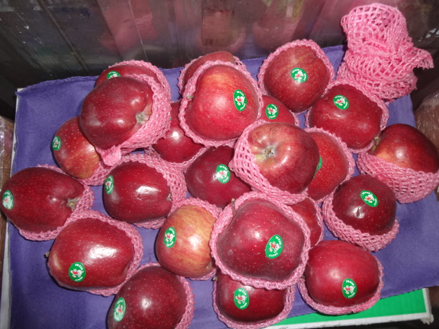 Exporting Standard Packing Fresh Red Apple, Huaniu Apple