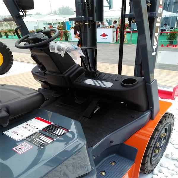 Heli 3 Ton Diesel Forklift Truck Cpcd30 / Anhui Heli Forklift