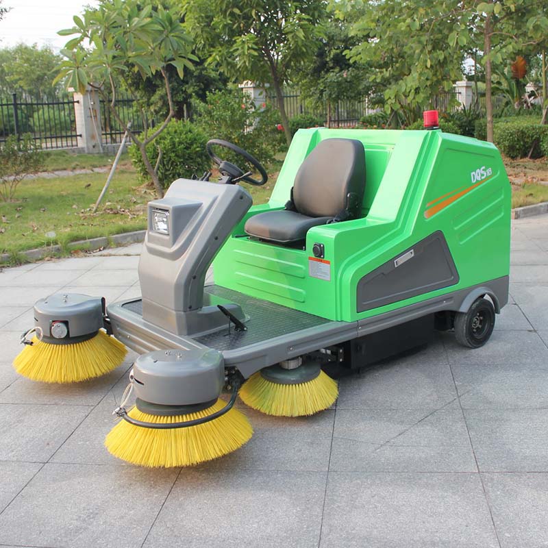 Hot Sale Battery Powered Electric Steet Sweeping Vehicle with Big Brush (DQS18A)