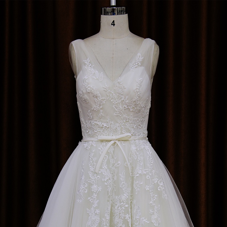 Sleeveless Lace Applique Pretty Wedding Dress (XF16033)