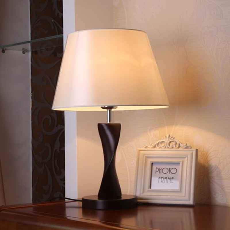 Modern Chinese Fabric Bedside Woodiness Reading Table Lamp for Hotel