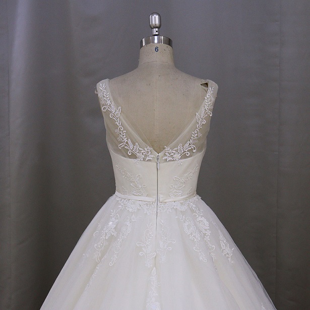 Sleeveless Lace Applique Pretty Wedding Dress (XF16033)