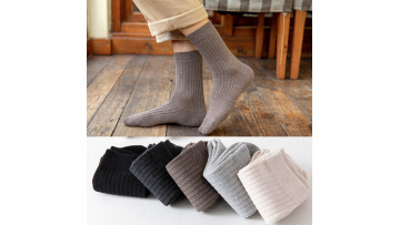 Solid color vertical striped men's mid length sock