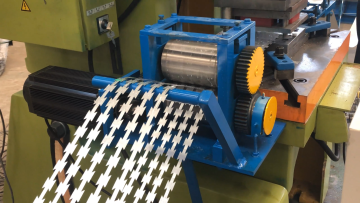 PLC control razor barbed wire mesh machine1