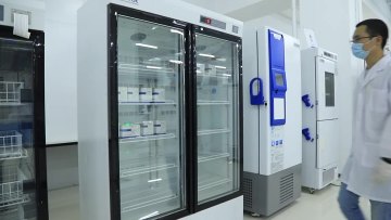 BIOBASE China 2-8 degree freezer Laboratorty AND medical refrigerator Double door laboratory  fridge freezer for Vaccine storage1