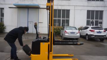 china 1000kg Triple Masts hydraulic electric pallet truck1