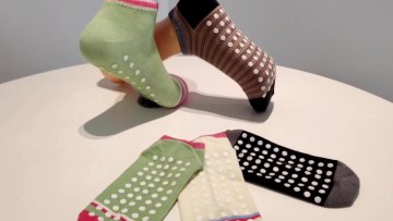 Polyester Material Production Trampoline Customizable Socks Unisex Cotton trampoline grip socks1