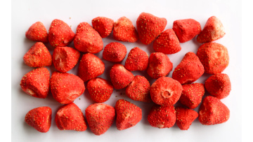 Whole dehydrated dried strawberries