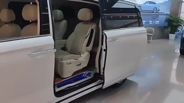 7-seater luxury electric car Voyah Dreamer