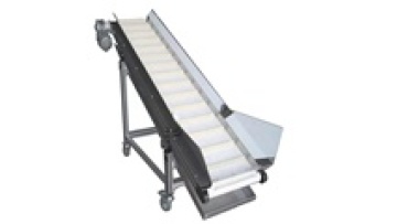 White food grade inclined belt conveyor supplies food industry.1