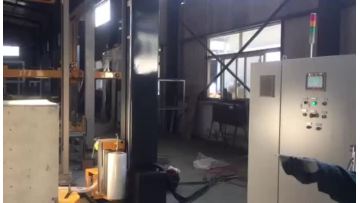 Pallet wrapping machine with clamp and cut film