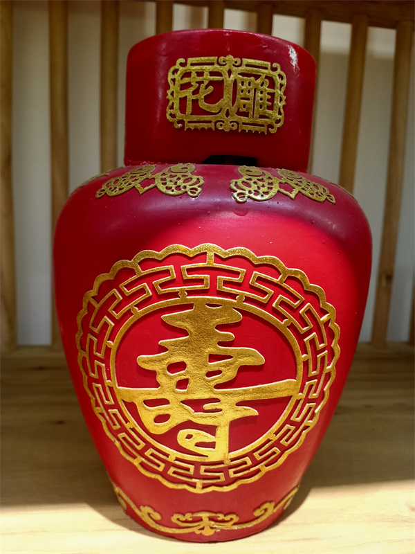 Custom-made shaoxing rice wine in jar