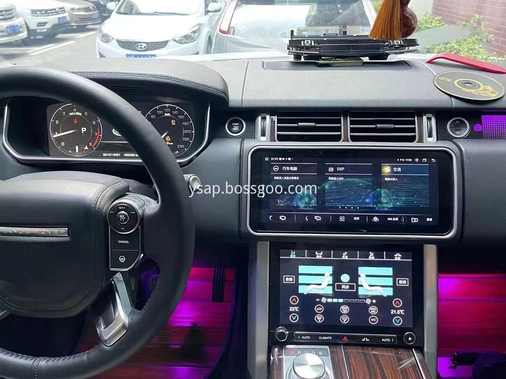 Range Rover Vogue interior 2 LCD screen